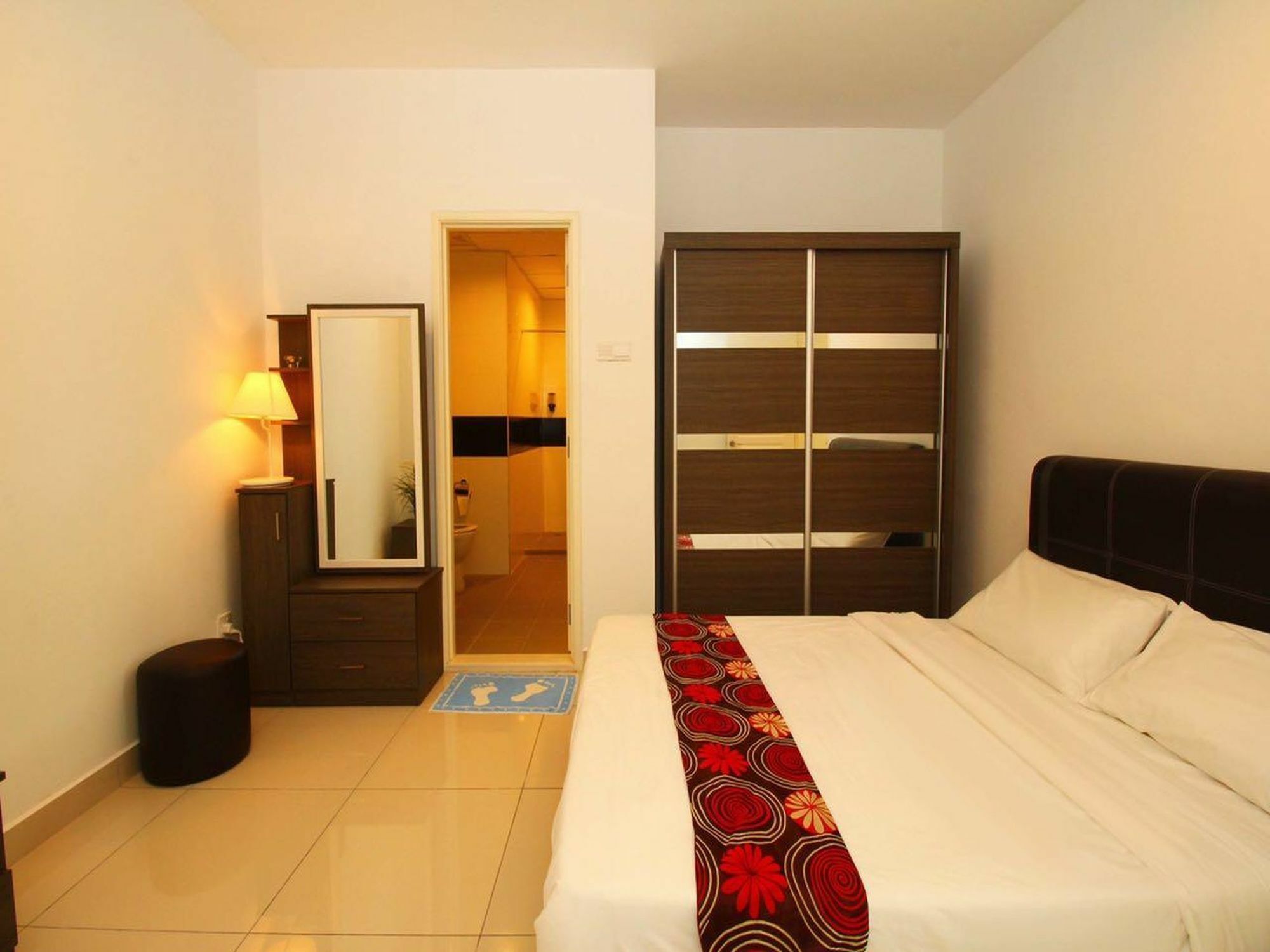 Mansion One Service Apartment Джордж Таун Екстериор снимка