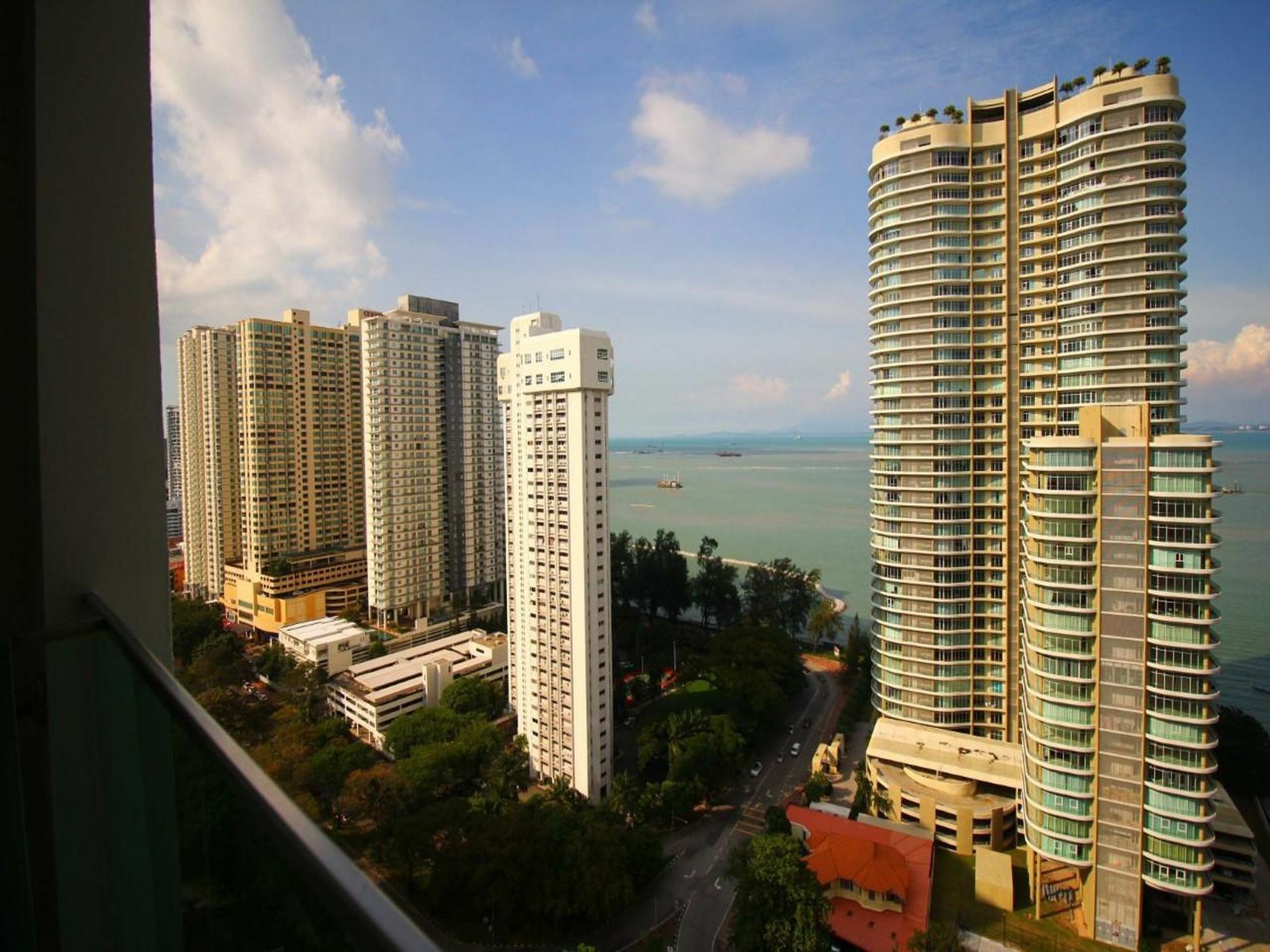 Mansion One Service Apartment Джордж Таун Екстериор снимка