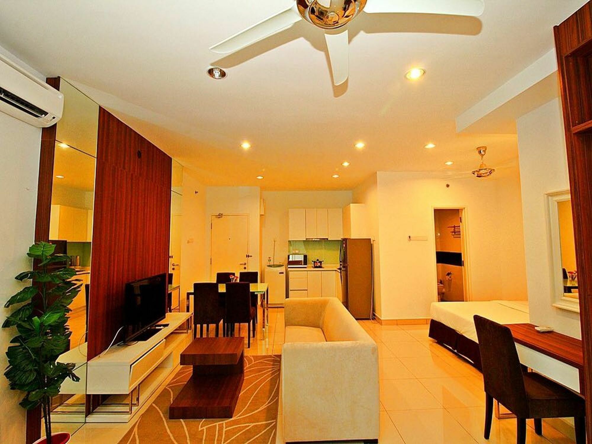 Mansion One Service Apartment Джордж Таун Екстериор снимка