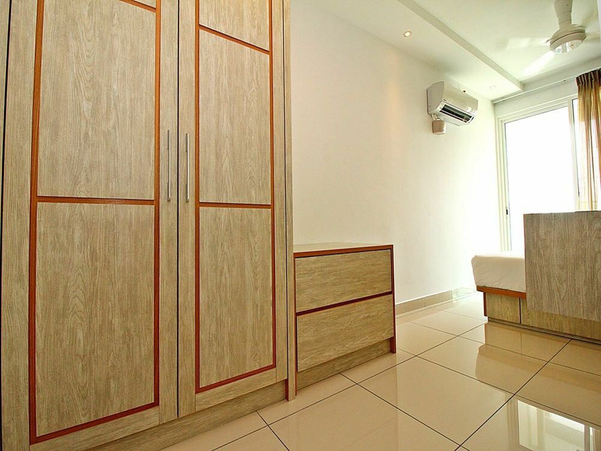 Mansion One Service Apartment Джордж Таун Екстериор снимка